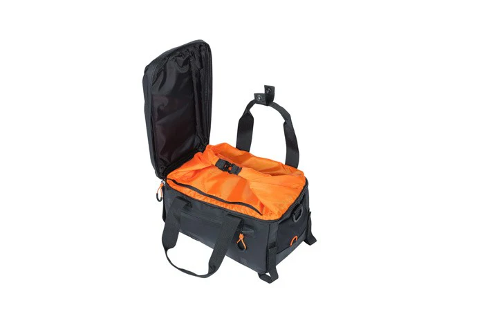 Basil Miles Tarpaulin Gepäckträgertasche 7l schwarz/orange - Image 3